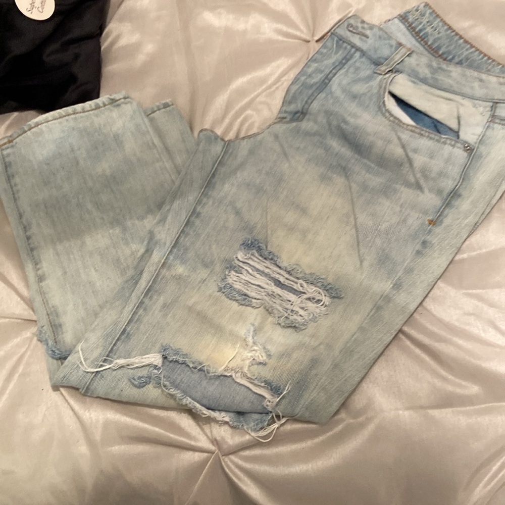 ❤️ Light Blue Distressed Jeans - Picture 2 of 10